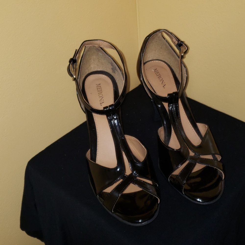 Black patent leather sandal